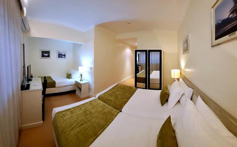 Triple Room with 3 Single Beds image 1