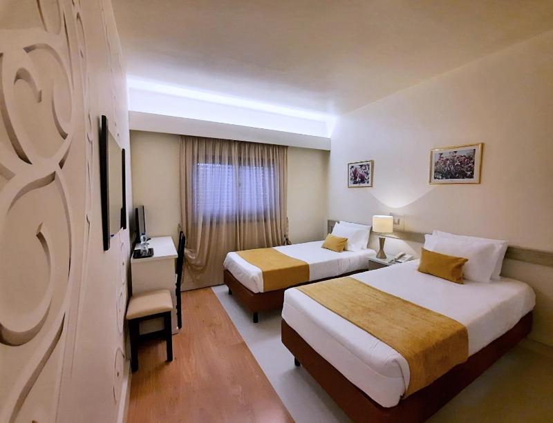 Twin Room image 3
