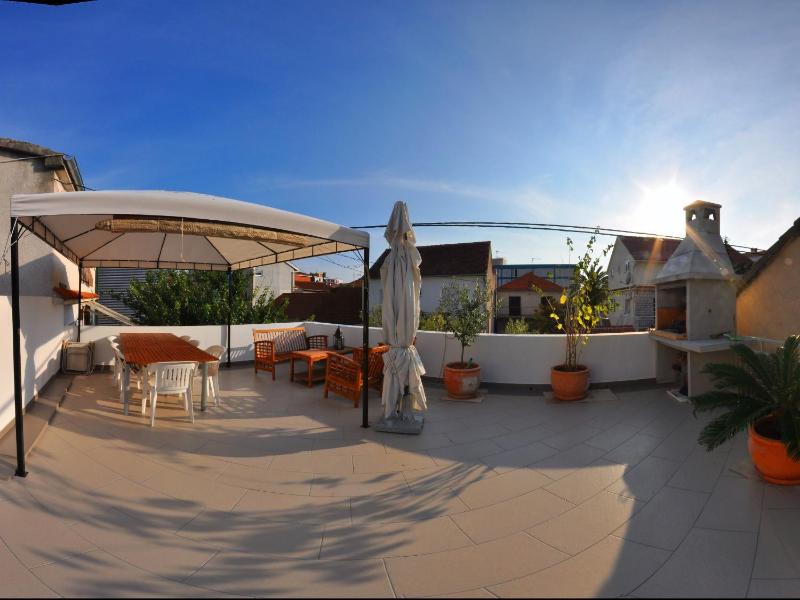 Apartment with Terrace image 4