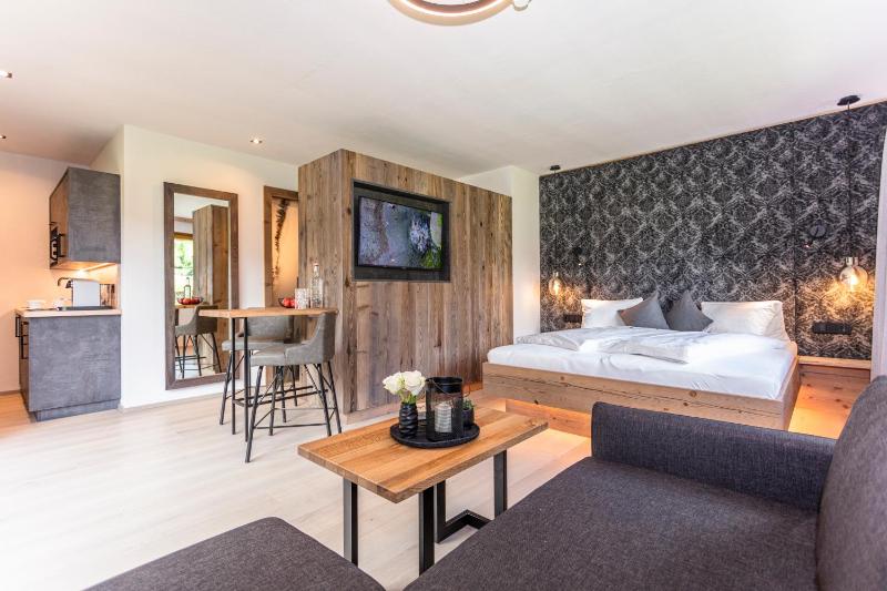 Junior Suite with Balcony image 1
