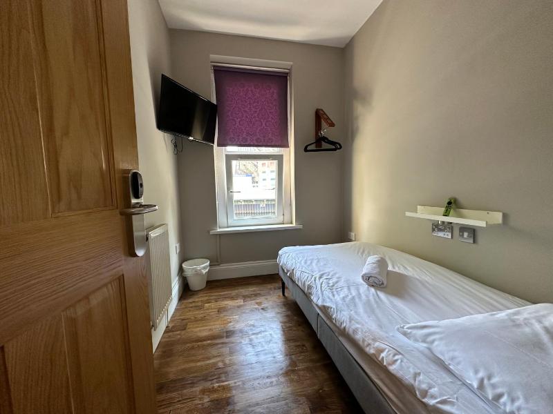 Single Room with Shared Bathroom image 1