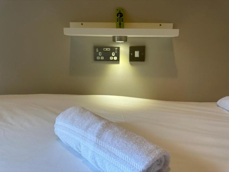 Single Room with Shared Bathroom image 4