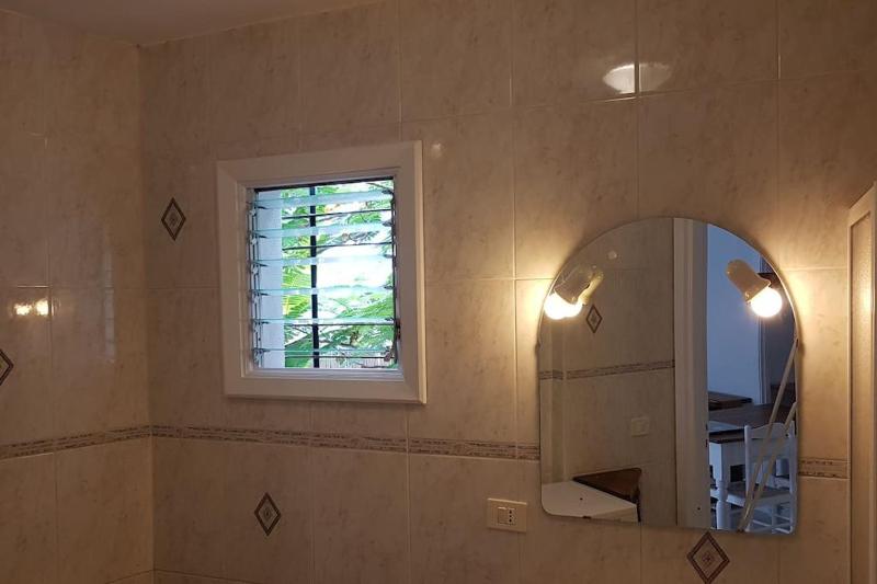 Apartamento Luminoso con Patio y Jardín - image 7