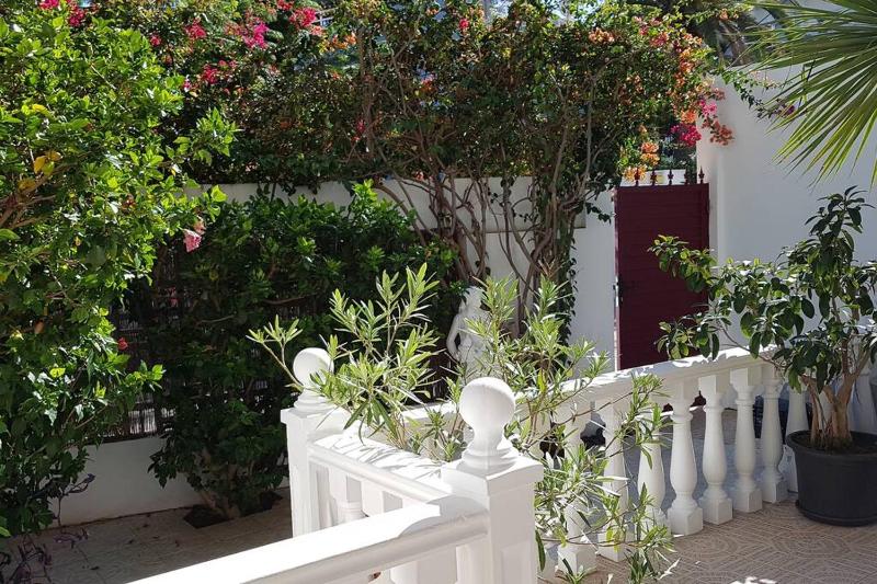 Apartamento Luminoso con Patio y Jardín - image 3