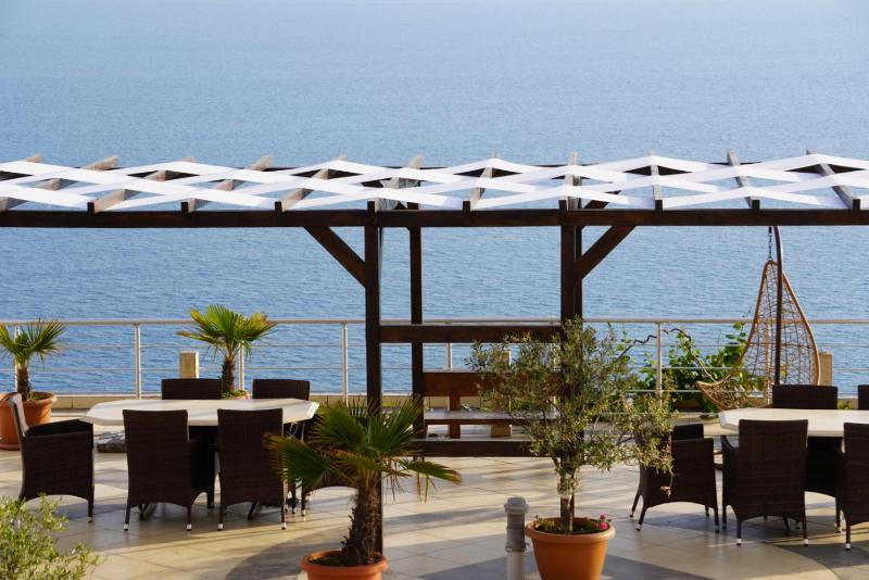 Triple Room with Balcony and Sea View image 3