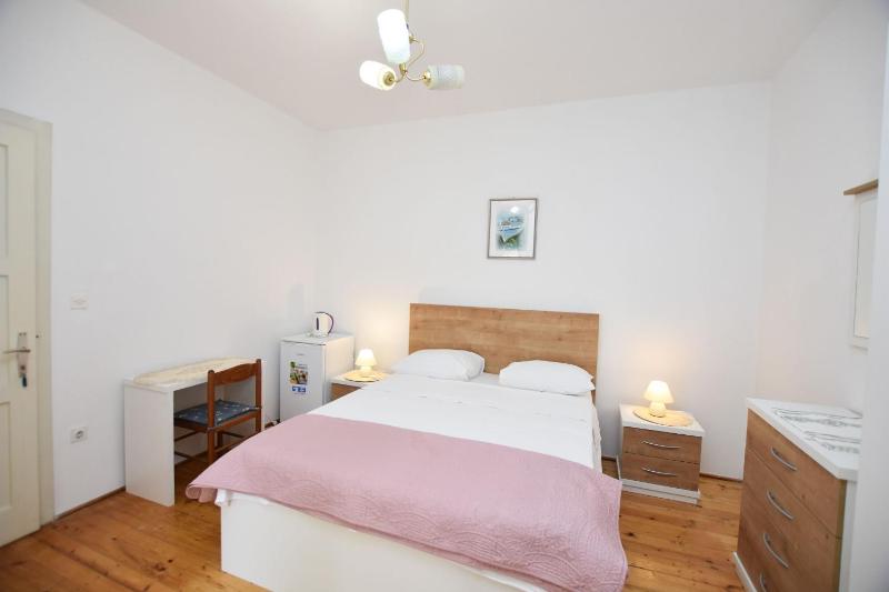 Double Room - Ground Floor image 3