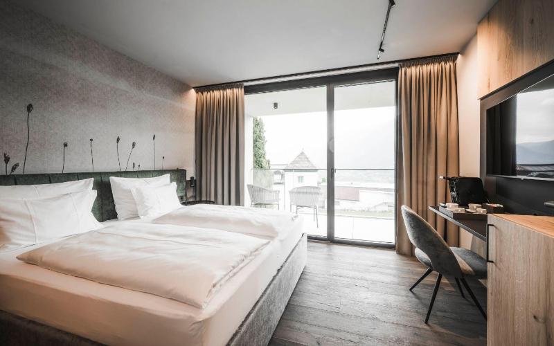 Suite with Private Sauna and Whirlpool (Upper Floor) image 1