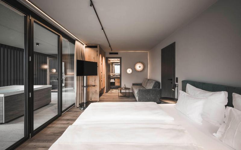 Suite with Private Sauna and Whirlpool (Top Floor) image 1