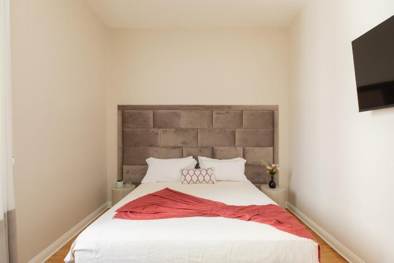 Spanish Steps Caesar Suites - image 16