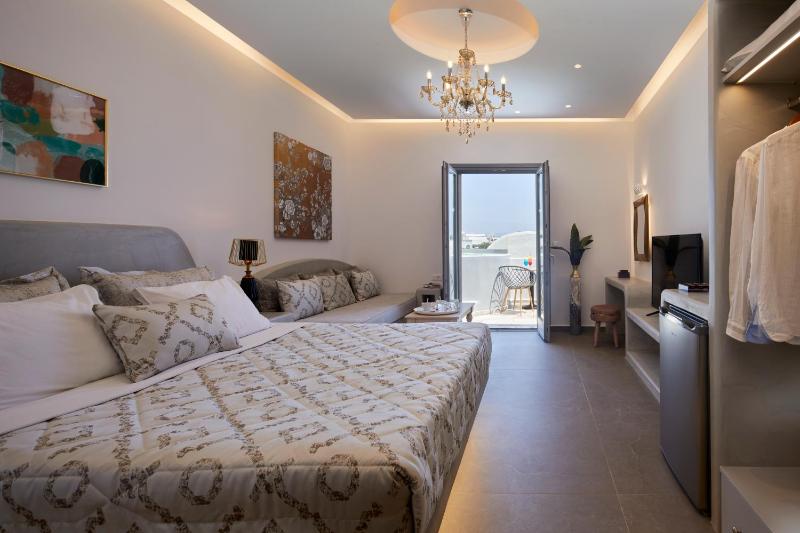 King Suite with Spa Bath image 4