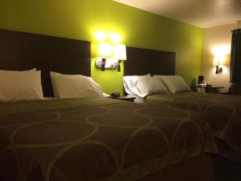 Queen Room with Two Queen Beds - Non-Smoking image 2