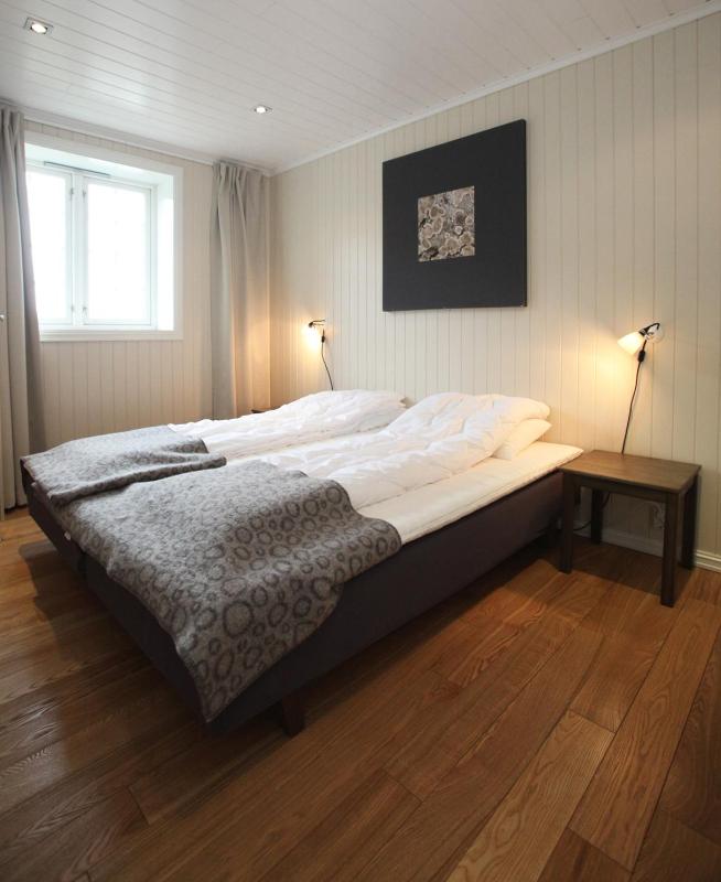 Eight-Bedroom Apartment (16 Adults) image 4