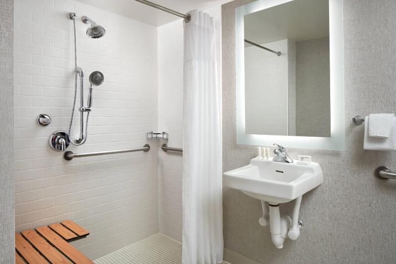 King Room with Adapted Tub - Mobility and Hearing Accessible image 4