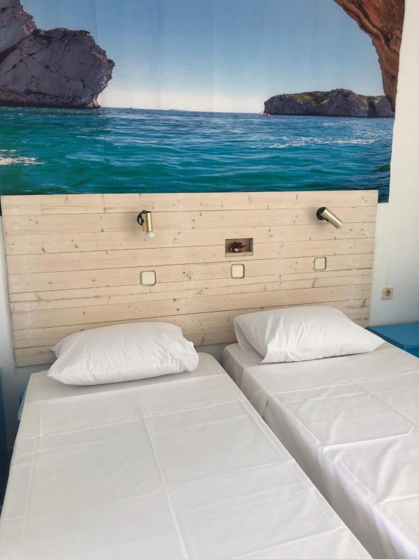 Standard Twin Room with Mountain View image 3
