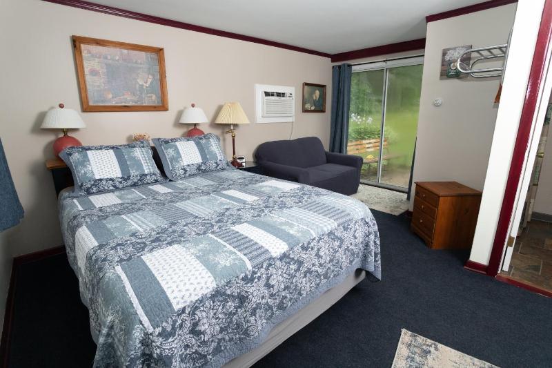 Queen Room with Garden View image 3
