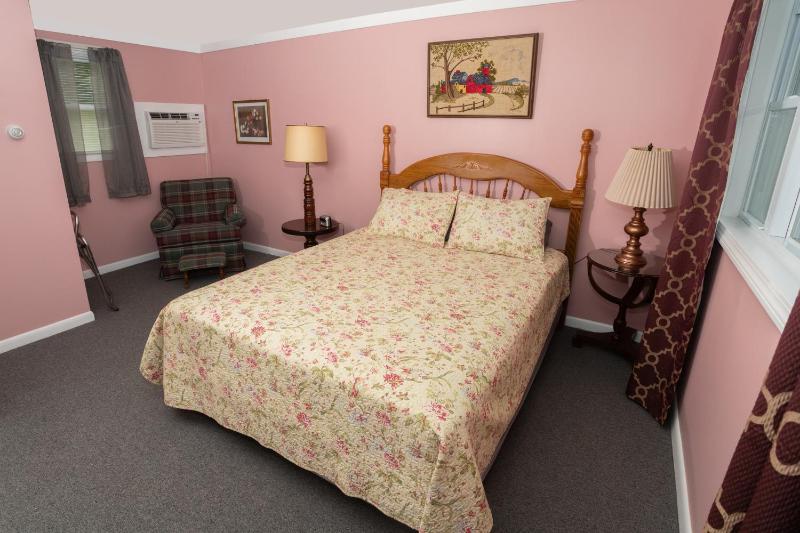 Queen Room image 2