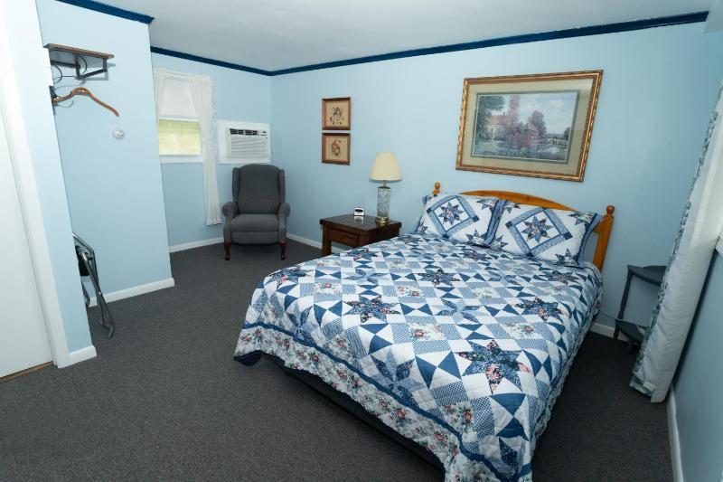 Queen Room image 4