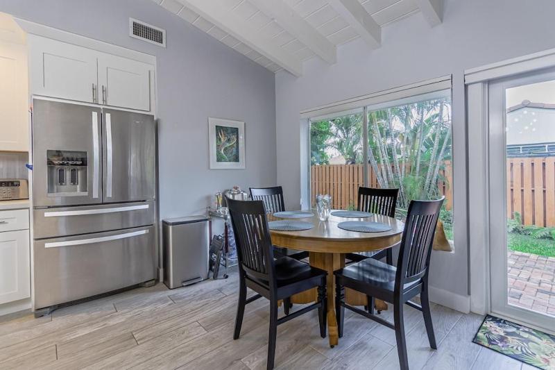 Spacious Fort Lauderdale HEATED Pool House Grill and Beach 2.9 miles - image 18