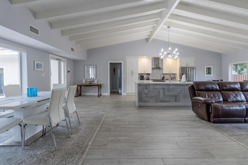 Spacious Fort Lauderdale HEATED Pool House Grill and Beach 2.9 miles - image 16
