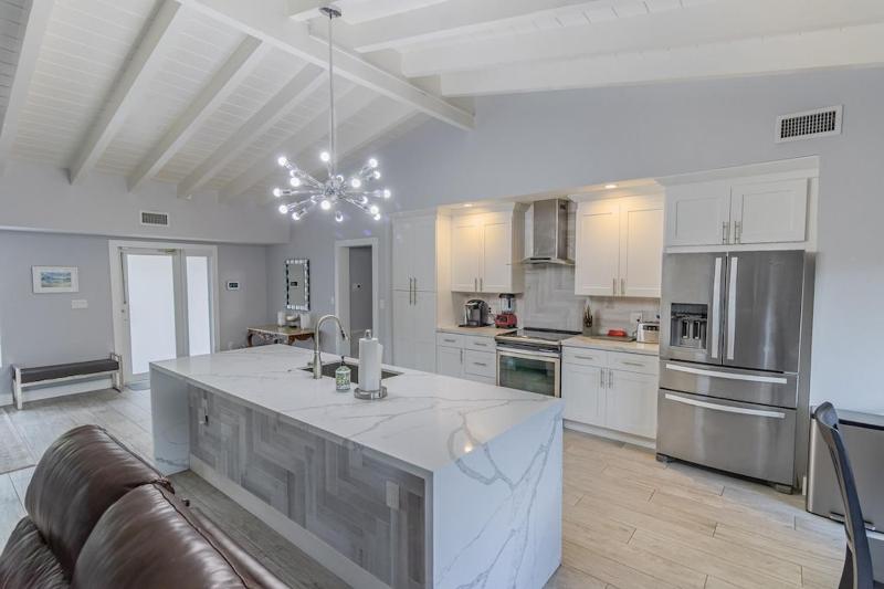 Spacious Fort Lauderdale HEATED Pool House Grill and Beach 2.9 miles - image 8