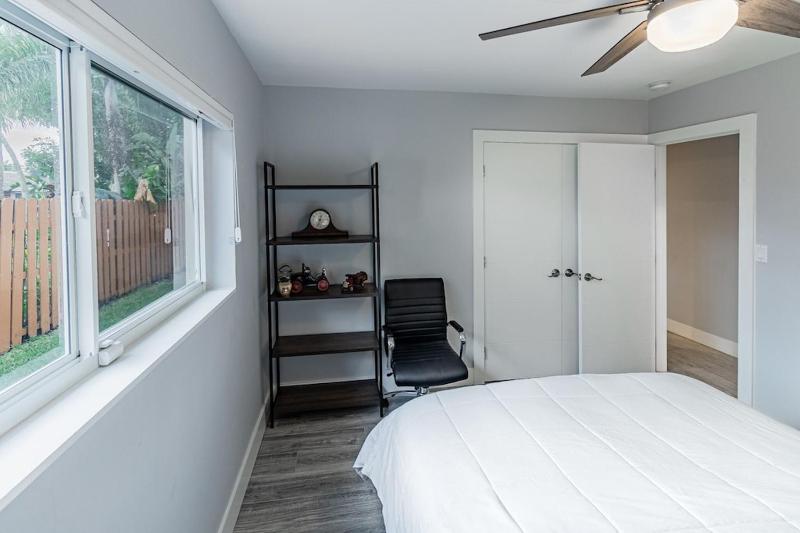 Spacious Fort Lauderdale HEATED Pool House Grill and Beach 2.9 miles - image 24