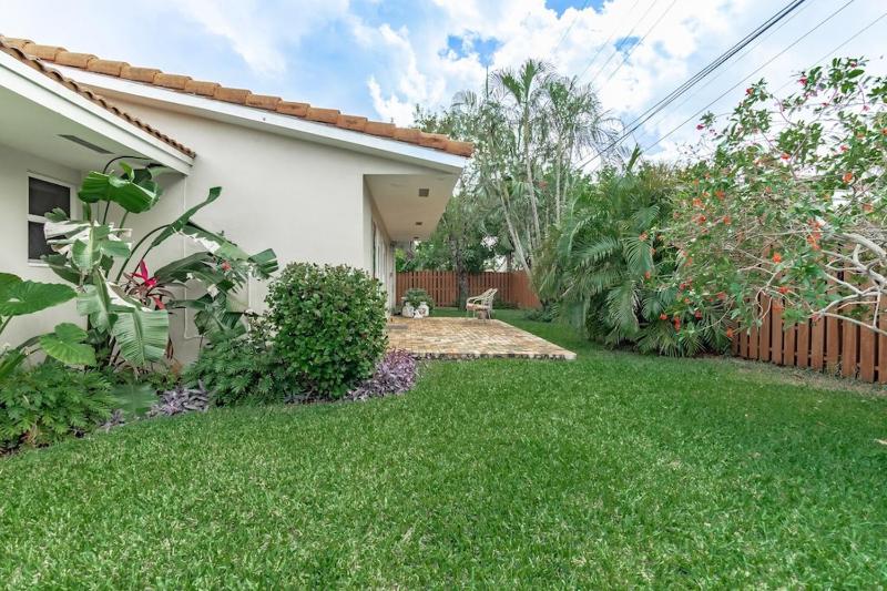 Spacious Fort Lauderdale HEATED Pool House Grill and Beach 2.9 miles - image 12