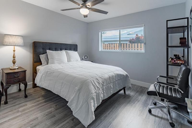 Spacious Fort Lauderdale HEATED Pool House Grill and Beach 2.9 miles - image 21