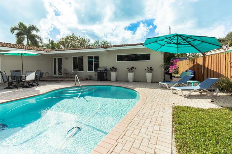 Spacious Fort Lauderdale HEATED Pool House Grill and Beach 2.9 miles - image 9