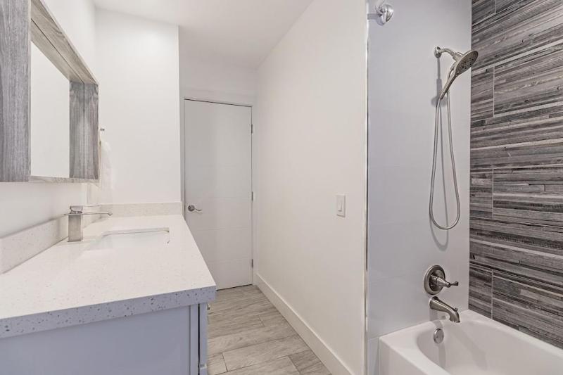 Spacious Fort Lauderdale HEATED Pool House Grill and Beach 2.9 miles - image 17