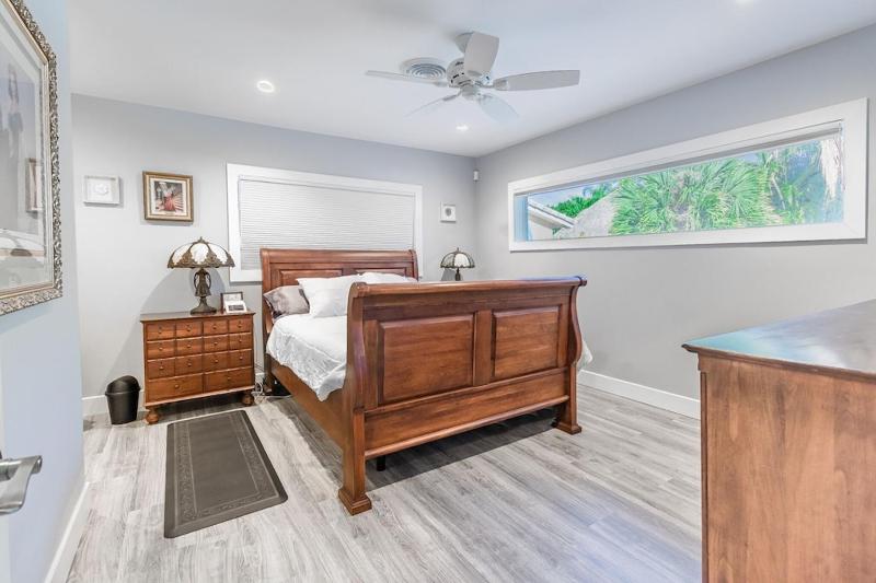 Spacious Fort Lauderdale HEATED Pool House Grill and Beach 2.9 miles - image 27