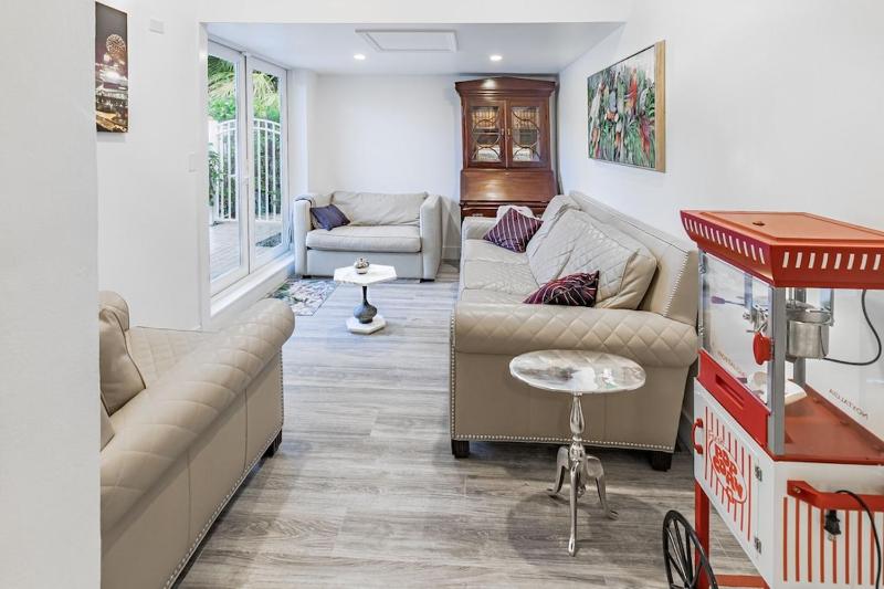 Spacious Fort Lauderdale HEATED Pool House Grill and Beach 2.9 miles - image 2