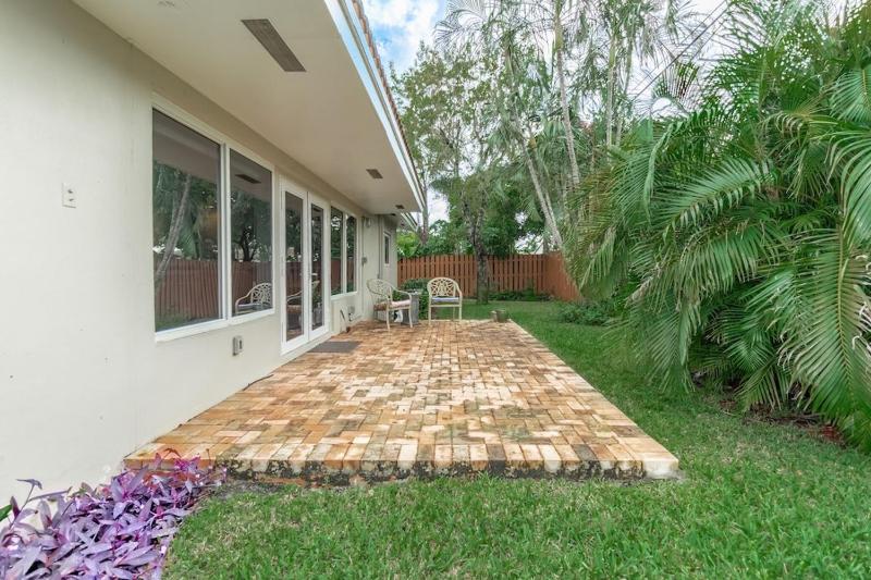 Spacious Fort Lauderdale HEATED Pool House Grill and Beach 2.9 miles - image 5