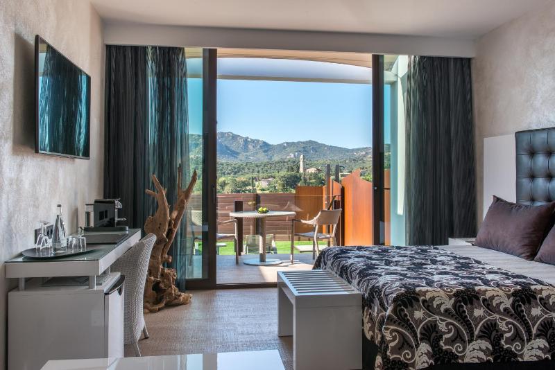 Suite with Jacuzzi and Heated Outdoor Pool image 4