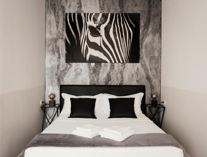 DELUXE CENTRAL APARTMENT - image 11