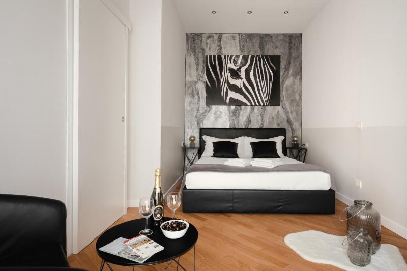 DELUXE CENTRAL APARTMENT - image 21