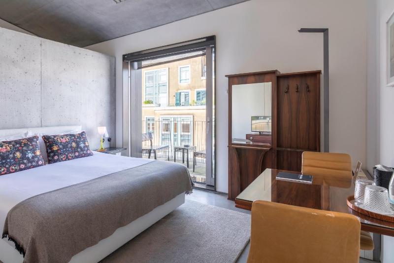 Double Room with Balcony image 3