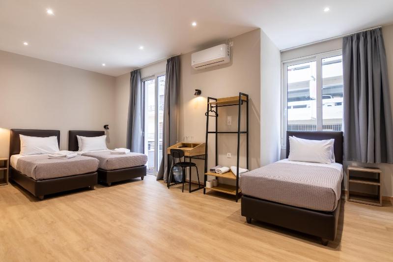 Standard Quadruple Room image 2