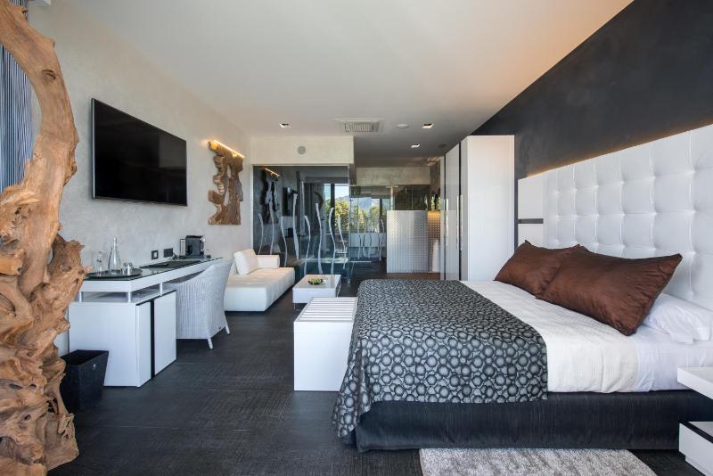 Suite with Private Pool and Private Garden image 4