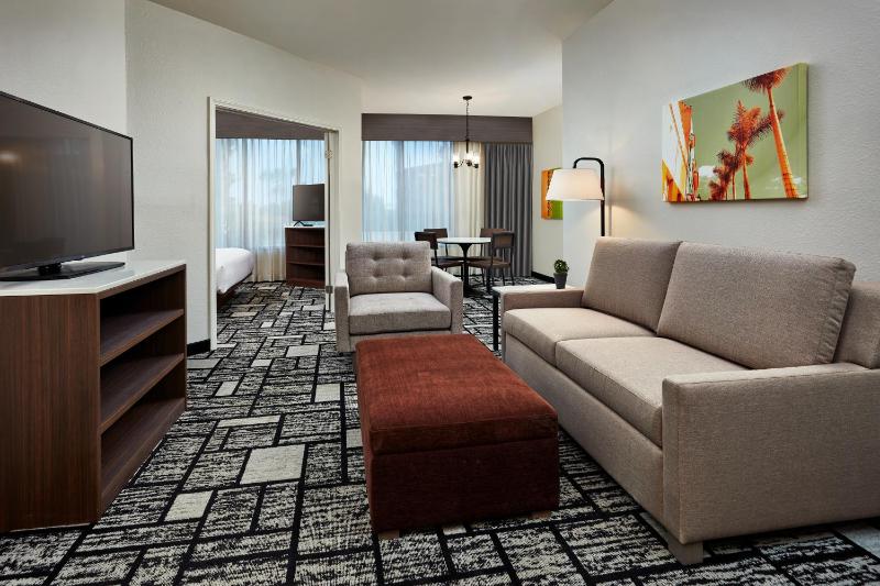 Larger King Room with One King Bed and Whirlpool - Non-Smoking image 2