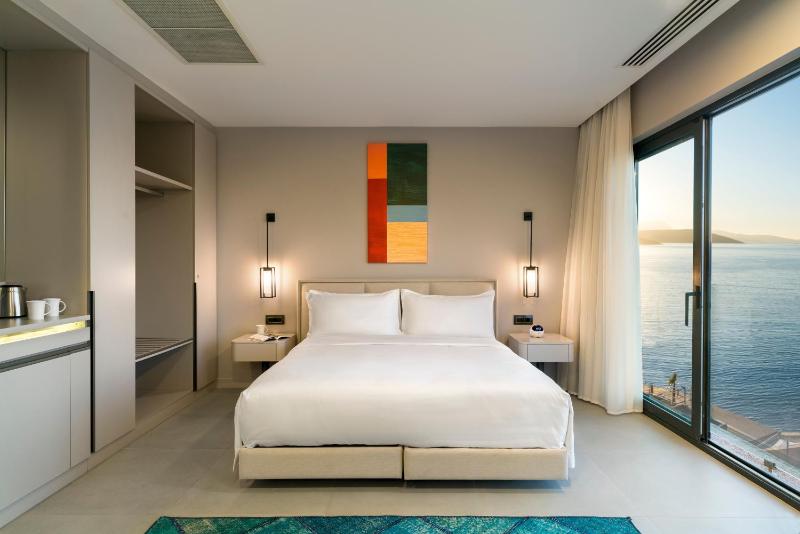 Deluxe Room with Sea view and Balcony image 3