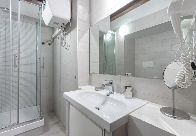 Quadruple Room image 2