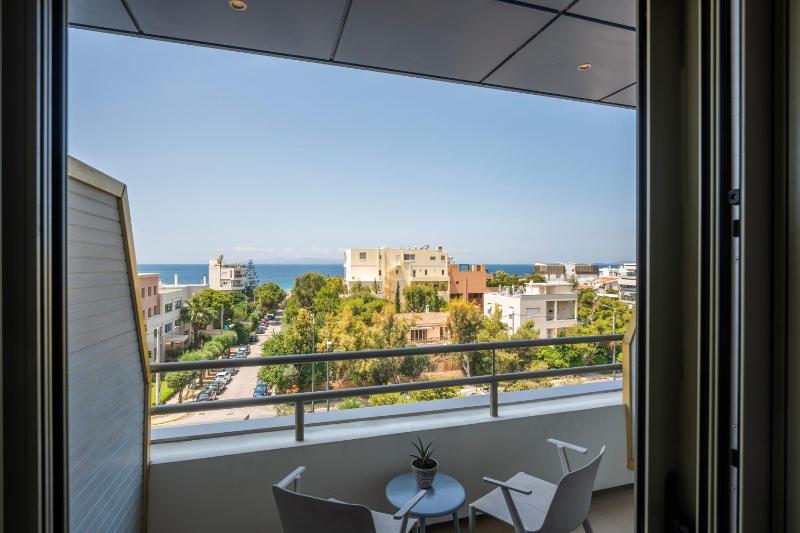 Interconnecting Double or Twin Rooms with Side Sea View image 4