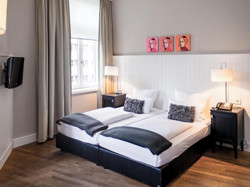 Double Room image 4