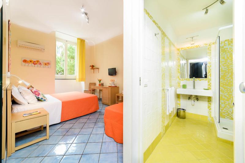 Basic Triple Room image 4