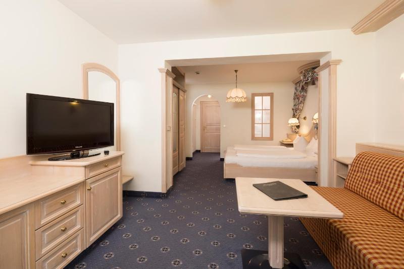 Double Room with Extra Bed image 1