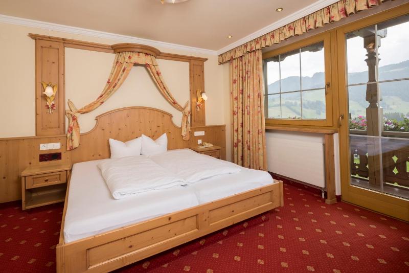 Double Room with Spa Bath image 3