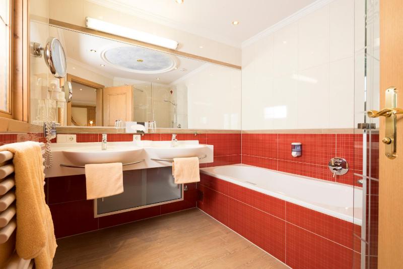 Double Room with Spa Bath image 4
