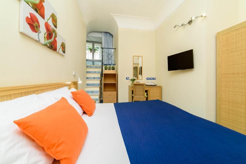 Double Room image 3