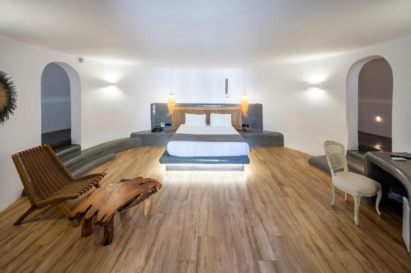 Windmill Deluxe Suite with shared pool image 1