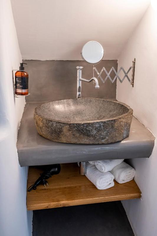 Windmill Deluxe Suite with shared pool image 3